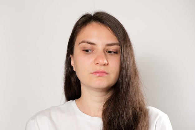 Foto la donna guarda di lato fa esercizi per gli occhi