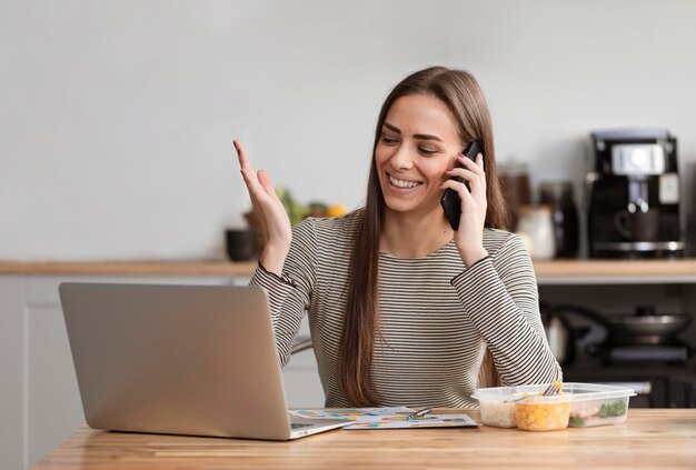 Donna nella pausa pranzo che parla sul telefono