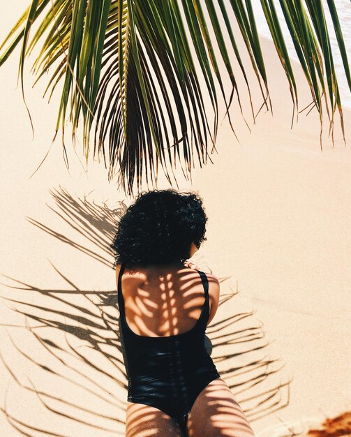 Photo woman lying on beach