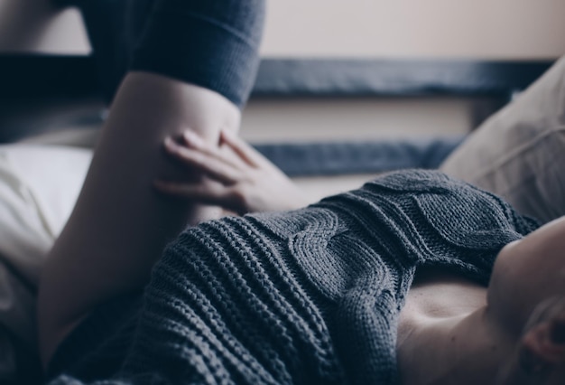 家でベッドに横たわっている女性