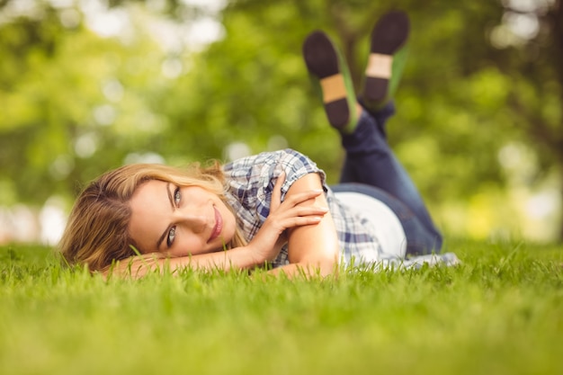 Photo woman lying on front at park