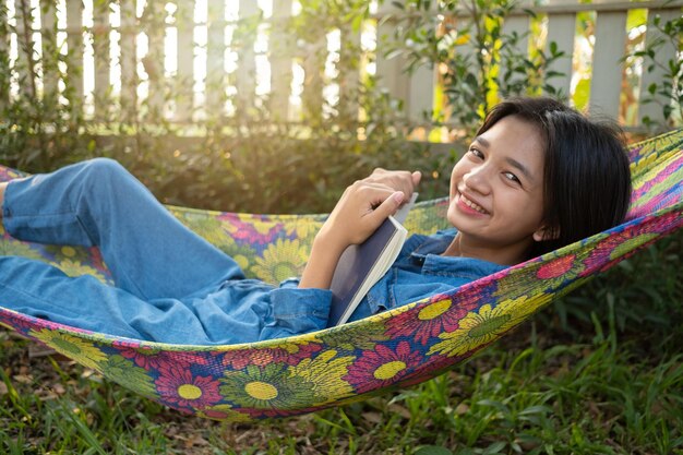 Photo woman lying on hammock