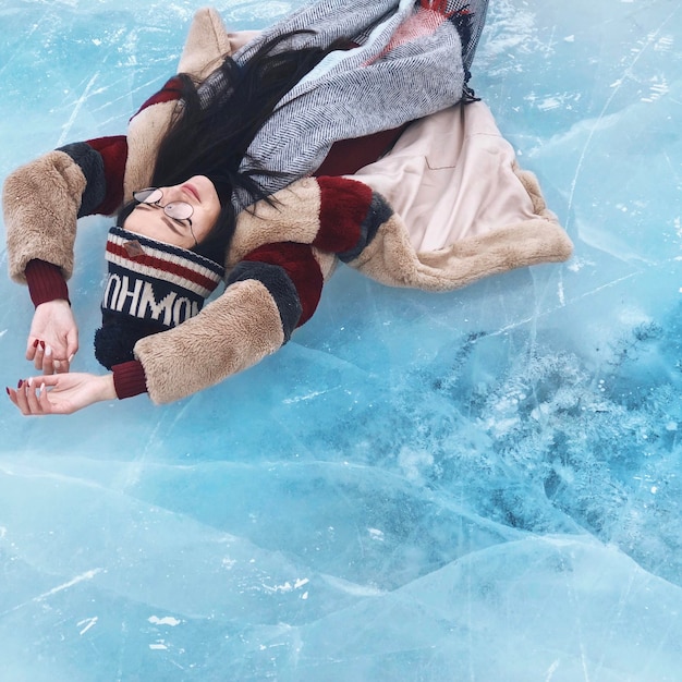 Photo woman lying on ice