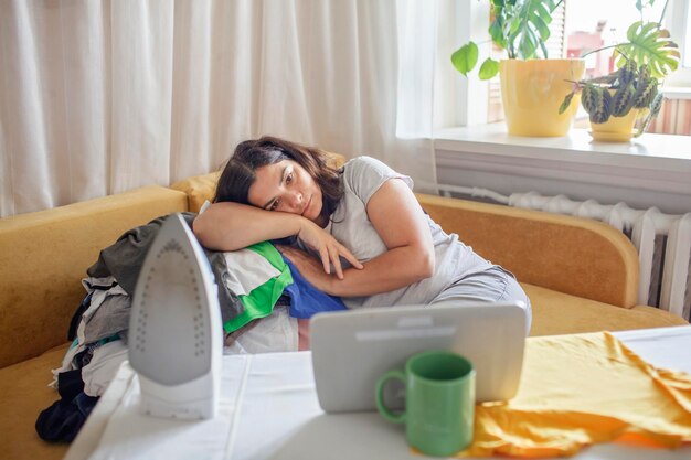 写真 家でベッドに横たわっている女性