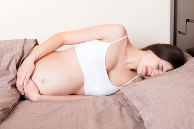 写真 ベッドに横たわっている女性