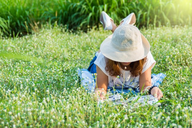 写真 植物の上に横たわっている女性