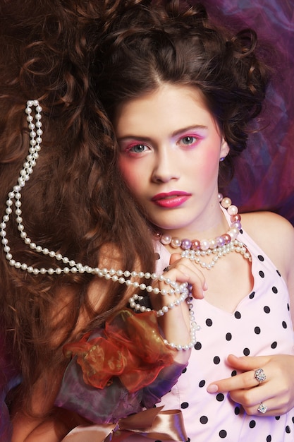 Photo woman lying on organza with pearl