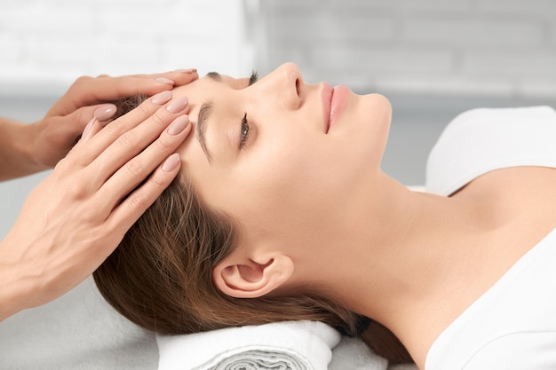 Photo woman lying on procedure massage for face