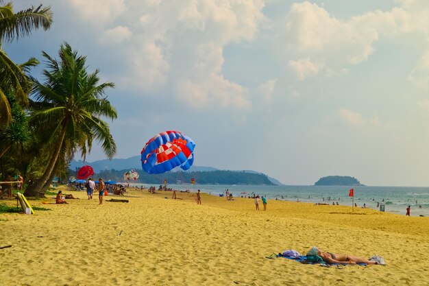 Photo woman lying on sand at beach against sky