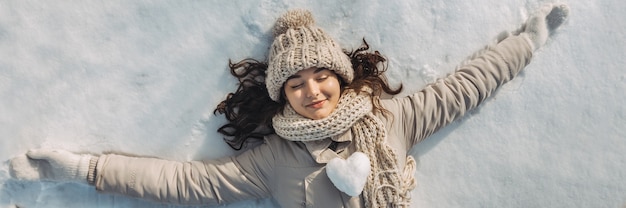 雪の上に横たわる女性