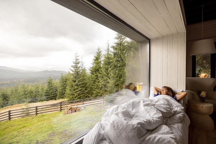 Photo woman lying on window sill with great view on mountains