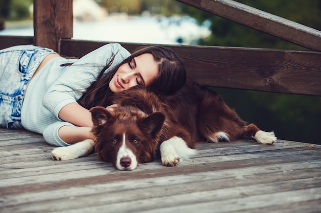 彼女の犬と一緒に横になっている女性