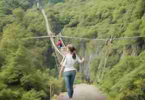 Photo woman on lynn canyon suspension bridge north vancouver british columbia canada