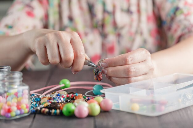 女性は手作りのジュエリーを作る