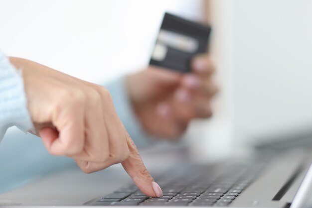 Женщина делает онлайн-платежи через ноутбук онлайн-платеж с помощью концепции банковских карт