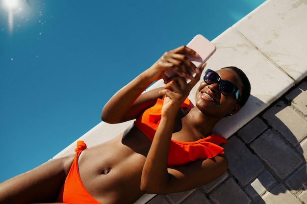 La donna fa selfie a bordo piscina