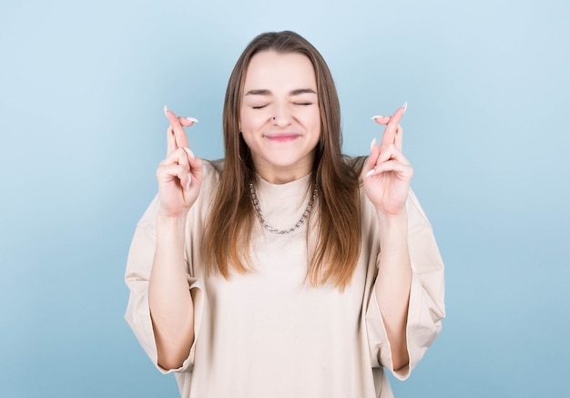 女性は白で彼女の誕生日を願います