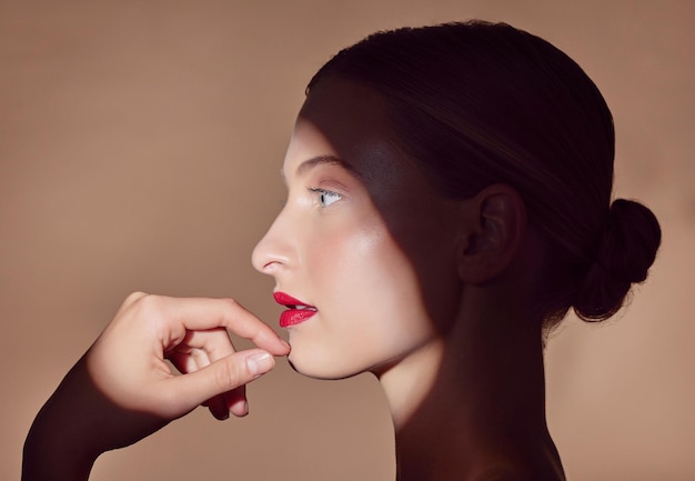 Foto trucco e profilo donna con riflettori e bellezza in ombra con estetica creativa sullo sfondo dello studio modello femminile leggero e pensiero sui cosmetici con arte misteriosa o stile nella cura della pelle