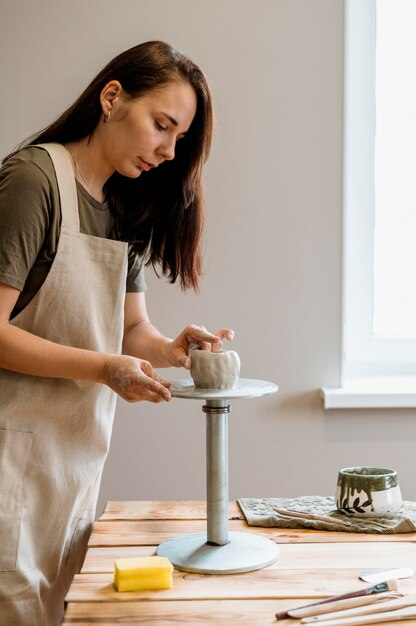 写真 ワークショップで土鍋を作る女性