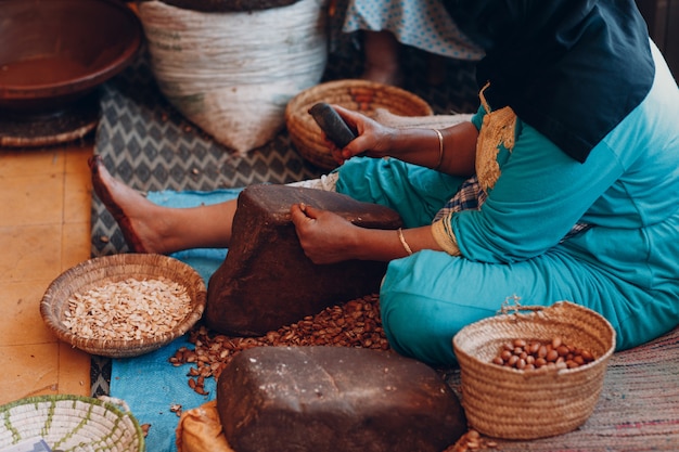 Donna che produce olio di argan a mano