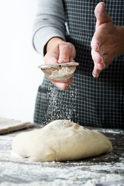 그녀의 손으로 빵을 만드는 여자