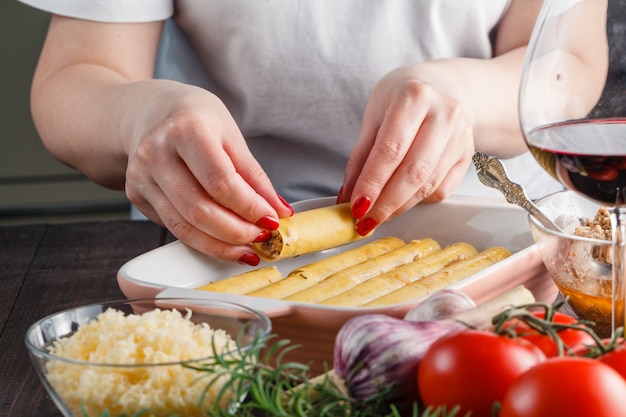 Photo woman making cannelloni