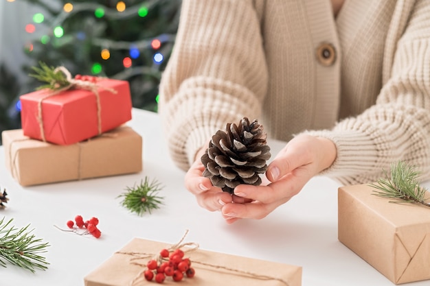 テーブルの上でクリスマスの飾りを作る女性