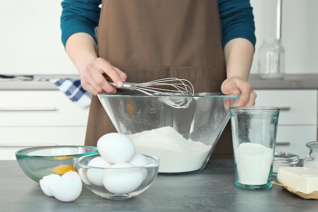 Женщина делает тесто для масляного печенья на кухне