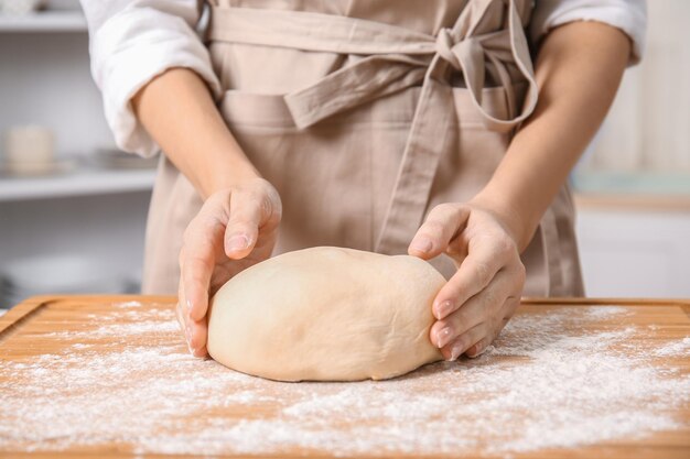 キッチンで生地を作る女性