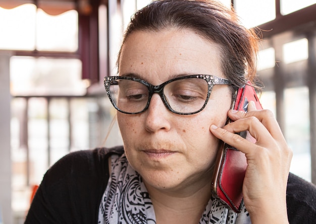 Foto donna che fa le espressioni parlando al telefono