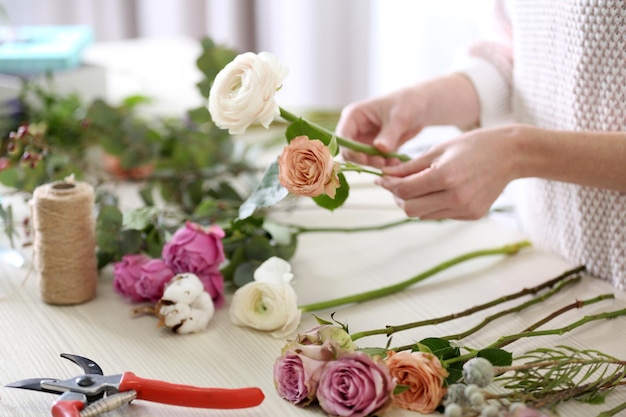 Photo woman making a flower bouquet