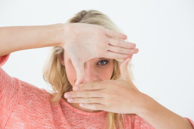 Photo woman making frame with her hands