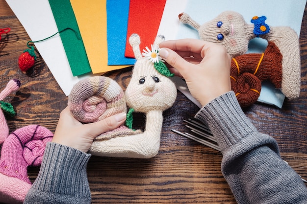 Photo woman making handmade knitted christmas toys