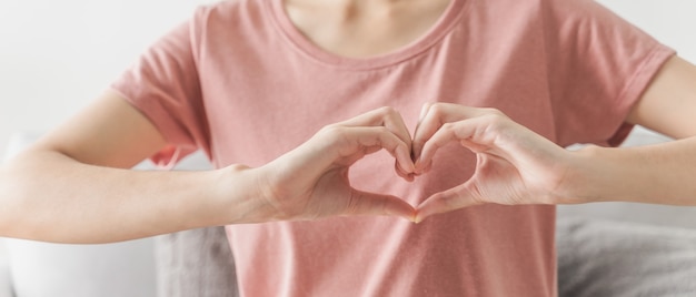 심장 모양의 손을 만드는 여자 사랑 심장 건강 보험 사회적 책임 기부