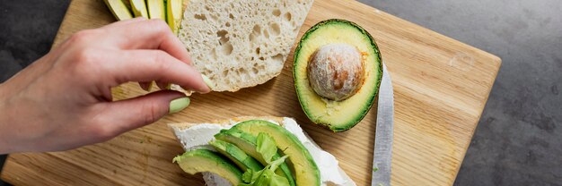 Donna che prepara un sano toast con avocado