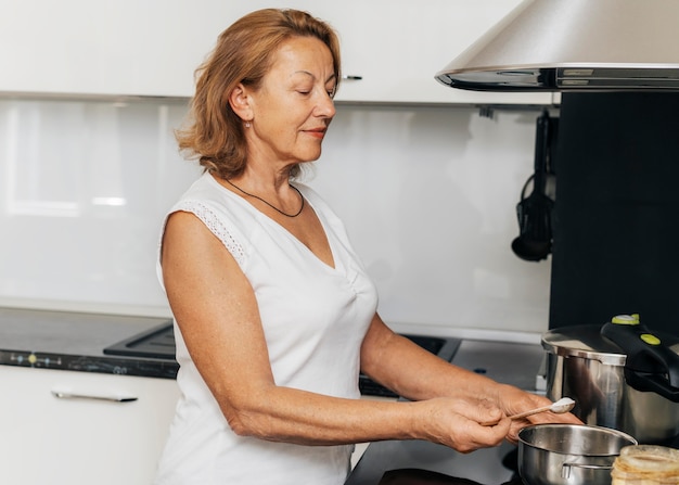 写真 自分でコーヒーを作る女性