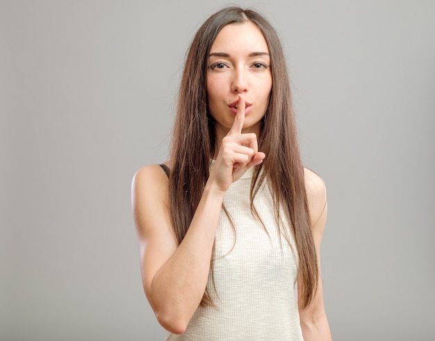 Photo woman making keep it quiet gesture