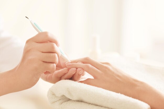 Photo woman making manicure in salon