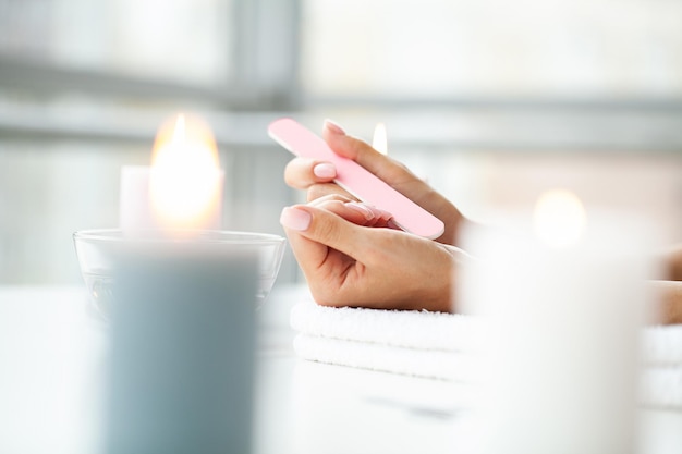 Donna che fa manicure quando si riposa a casa