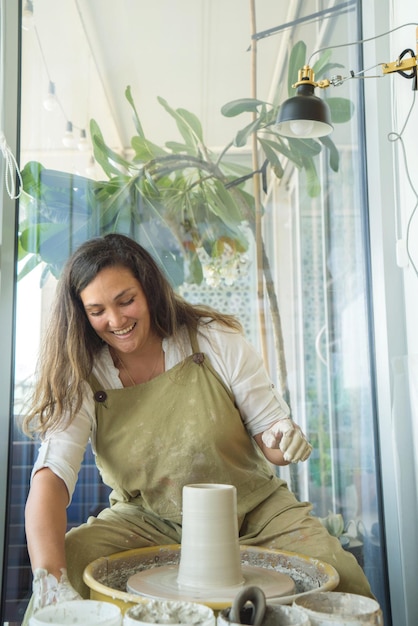 Photo woman making pottery on the wheel