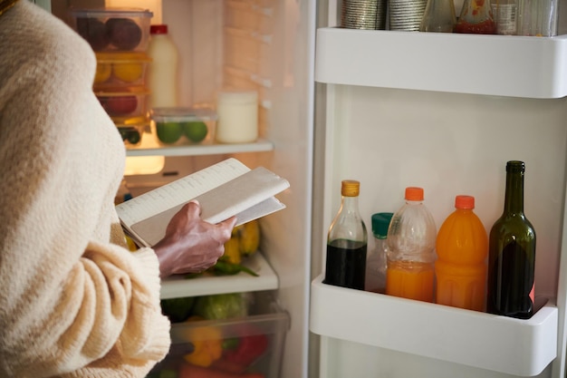 Photo woman making shopping list