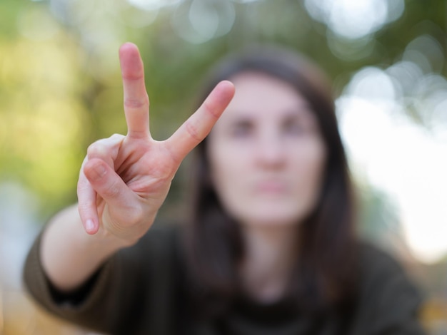 Foto una donna che fa un segno di vittoria