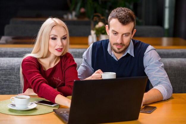 Photo woman and man on business lunch