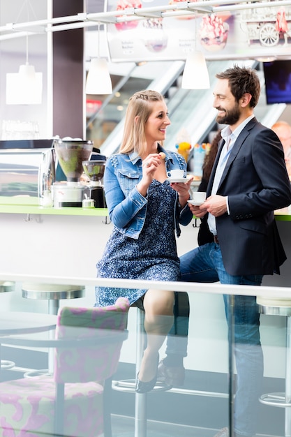 女と男のカフェでコーヒーを飲む