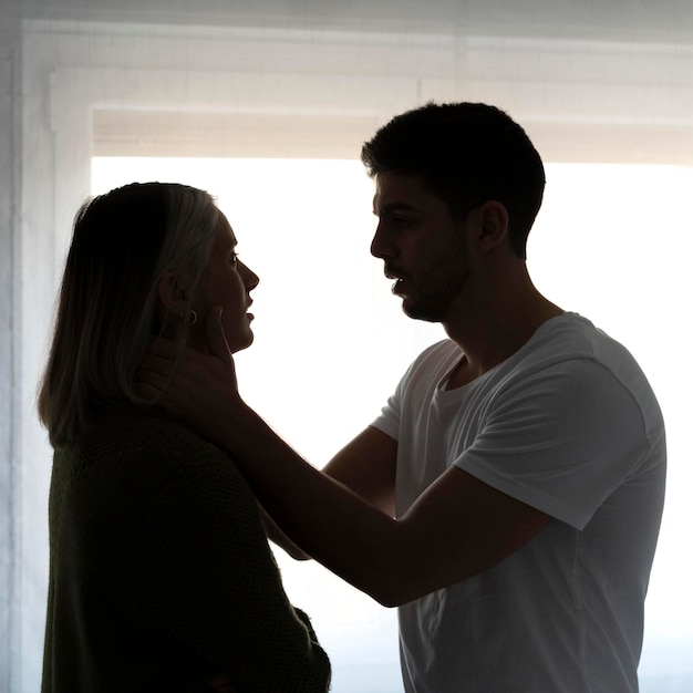 Photo woman and man fighting at home