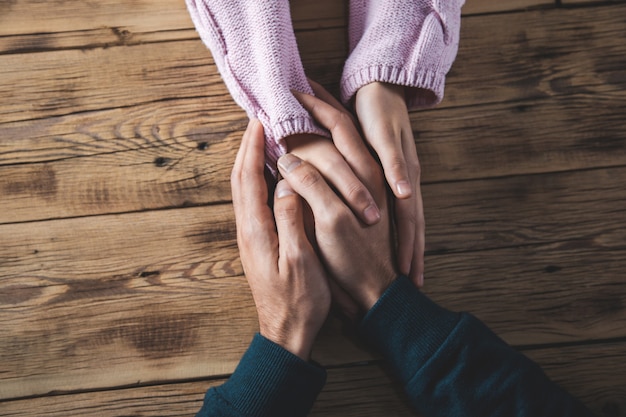 Mani dell'uomo e della donna sulla scrivania