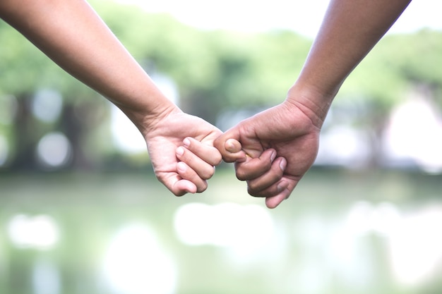 Photo woman and man holding hands