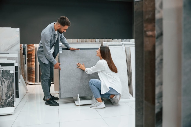 Foto la donna e l'uomo sono nel negozio di merci per la casa