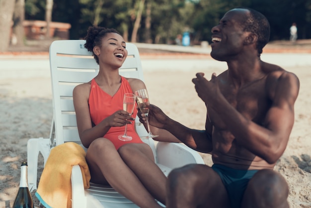 女と男はシャンパンを乾杯と飲酒です。