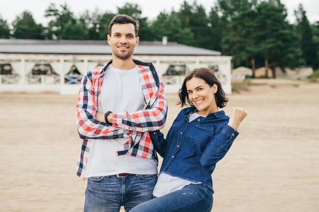 La donna e l'uomo posano all'aperto